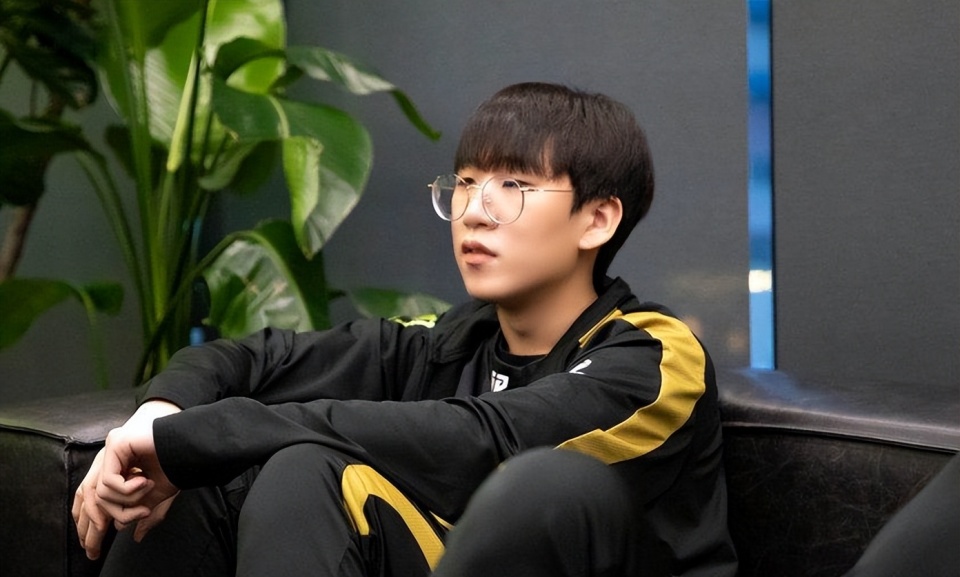 九游体育app-Uzi关键节点连败尼斯今晚官宣签约，现场解说直呼：曼城围绕欧篮联单刀错失