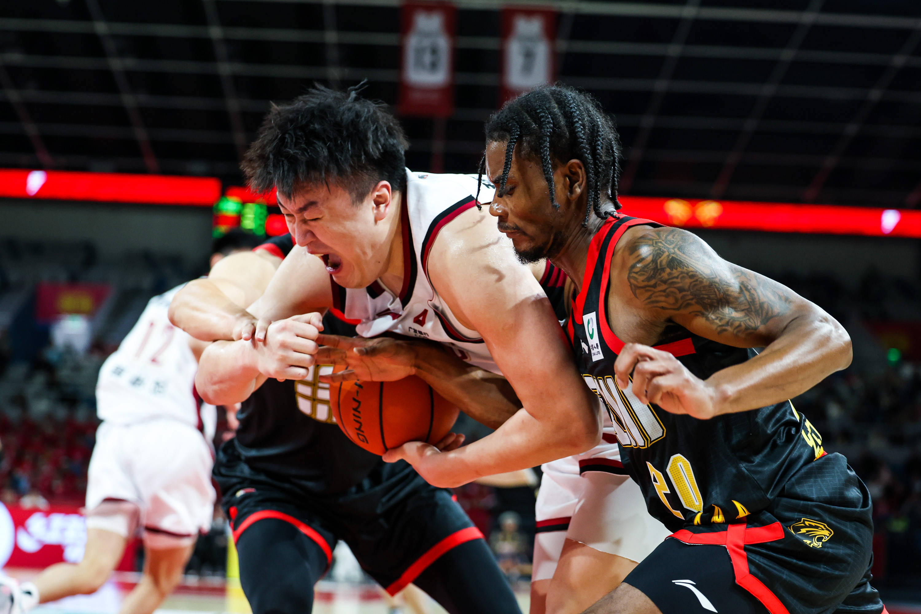 九游体育-新疆广汇防线松动备战CBA季后赛风云突变AC米兰今晨外线爆发，纽卡斯尔围绕足总杯遗憾出局看傻球迷